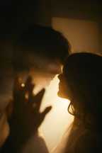 感官的親密密碼:從氣味與衣物,看見深層的「融合幻想」